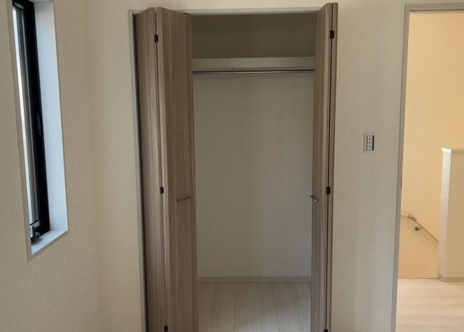 デザイン性を重視しすぎて収納が少なかった！なんてことにならないため、事前に現地で収納の数を確認しておくことをお勧めします。クローゼット以外にも床下収納や屋根裏収納、パントリーなどもチェックしましょう。