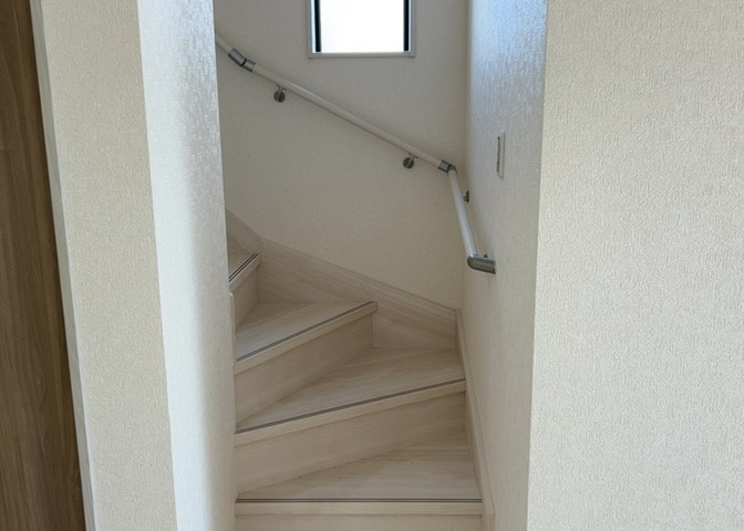 建物の上下階の通路である階段は、その位置によって動線や室内の印象が大きく左右されます。手摺にも重要な役割があり、転倒の防止・歩行や動作を円滑にして日常生活を支えることを主な目的として設置されています。