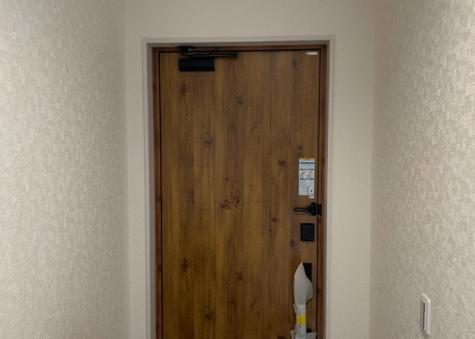 玄関は家の顔でもあり、家族以外の目にも止まる場所です。玄関は外との間を仕切る扉、靴などをしまっておく収納スペース、靴脱ぎのたたきスペース、来客とのやり取りをするドアホンなど複数のアイテムからなります。