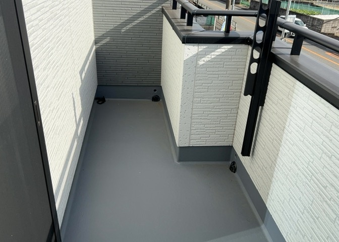 バルコニーは、室外の専用スペースのうち、「屋根がなく開放された空間」であるものを指します。ベランダより広いタイプのものが多く、日当たりもよいため家庭菜園などを楽しみたい人にとって適した環境となります。