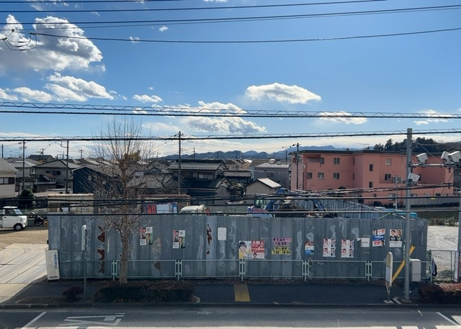 眺望を気にして物件を探す場合、前面に建物が建っていないか現地で確認しましょう！前面に建物があると景色はもちろん、日当たりや風通しにも影響が出てきます。住んだ時のことを想像しながら現地見学をしましょう。