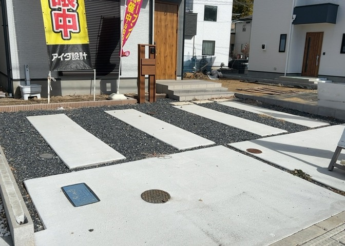 駐車場と明記されていても、最小スペースでつくられた駐車場だと大型車は駐車できなかったり、出入りしにくくなったりする可能性があります。お車のサイズと購入したい物件の駐車場のサイズを現地で確認しましょう。