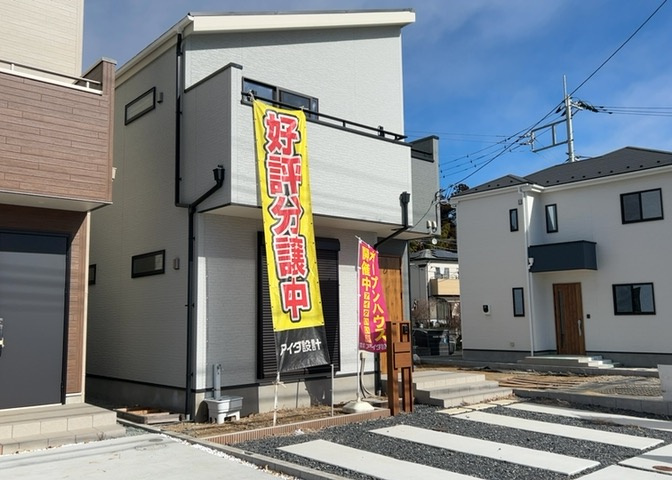 住宅用の土地では前面道路に2m以上接していなければならないと法律で定められています。しかし、お持ちの車のサイズやライフスタイルなどにより、2mでは利便が悪い場合もございますので、事前に確認しましょう。