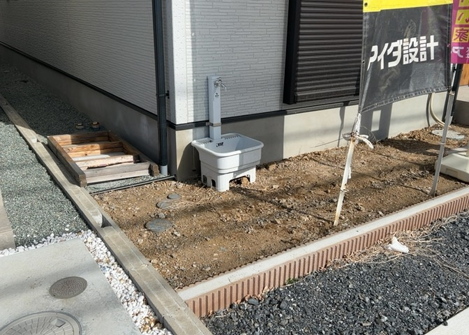 庭があることでガーデニングや家庭菜園はもちろん、こどもの遊び場やペットを放して遊ぶことができます。また、家の周囲に余裕があるということです。隣地との間があれば、十分な日当たりと、風通しが確保できます。