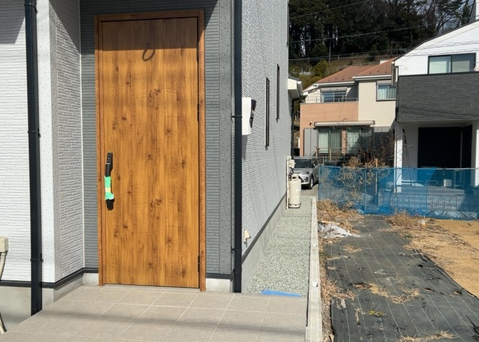 木造住宅とは土台、壁、柱など建築物の強度を支える構造体の材に木が使用されている構造を指します。構造体は建物の自重を支えるだけではなく風圧や水圧、積裁荷重などあらゆる衝撃に耐えるための基礎です。