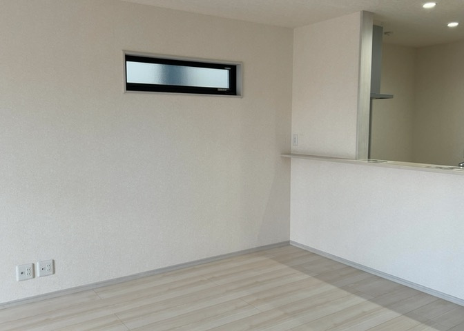 ダイニングは、食事や家族の団らんスペースとしてだけではなく、ほかの用途としても使用することができます。ダイニングテーブルを置き、食事のためのスペースを作ることでリビングとの差別化を図ることができます。