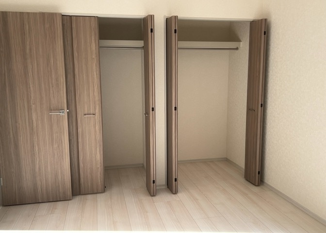 ウォークインクローゼットがあれば、クローゼット内でコーディネートが完成できますし、季節の変わり目に行う衣替えの手間も省けます。また、スーツケースなど大きいものもしまうことができ使い勝手がよいです。