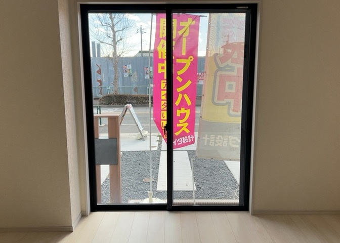 サッシとは、ガラス窓に使用される金属製の窓枠のことです。一般的に住宅建築では、金属製建具工事の段階で備え付けるもので、ガラス類や玄関、バスルームのスチール製のドアなどと同じタイミングで工事を行います。