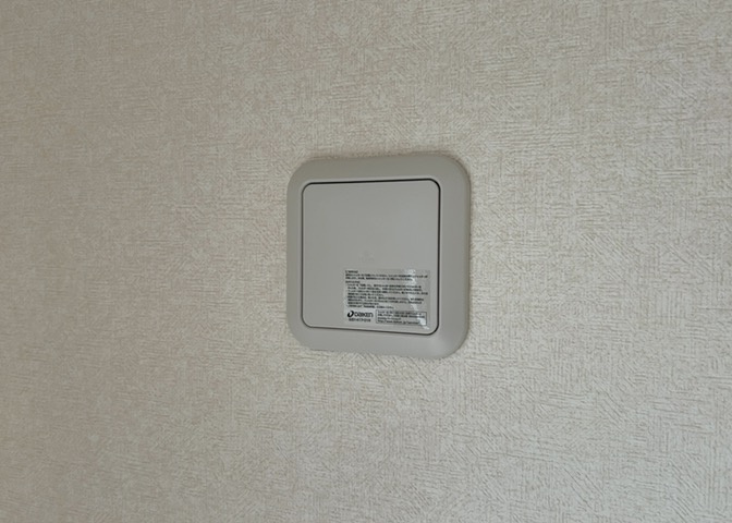 1日中建物内の換気が行われるように設計された仕組みです。気密性の高い住宅は、家に籠った空気でシックハウス症候群になる可能性がありますが、24時間換気システムであれば計画的な換気で対策が可能です。