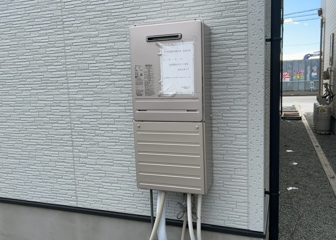 省エネ給湯器とは従来型の給湯器より熱効率が高く、少ない燃料でたくさんのお湯を沸かすことが出来る高効率な給湯器のことを指します。また、省エネ給湯器には種類があり、利便性や効果なども様々です。