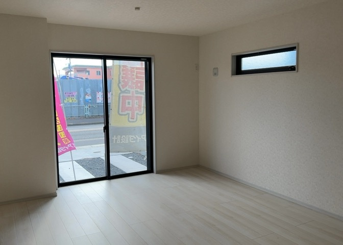 リビングの間取りの種類は大きくわけてリビングとダイニングが別になっているタイプ、リビングダイニング一体型です。どちらも一長一短ですので、家を選ぶ時はその両面をチェックして決めるようにしましょう。