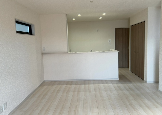 直線タイプはLとDKを一直線に並べた形で対面キッチンのタイプです。一般的なのでよく見かけるかもしれません。直線タイプに似た直接アイランドタイプは、キッチンとダイニングの間に壁がない分広く感じられます。