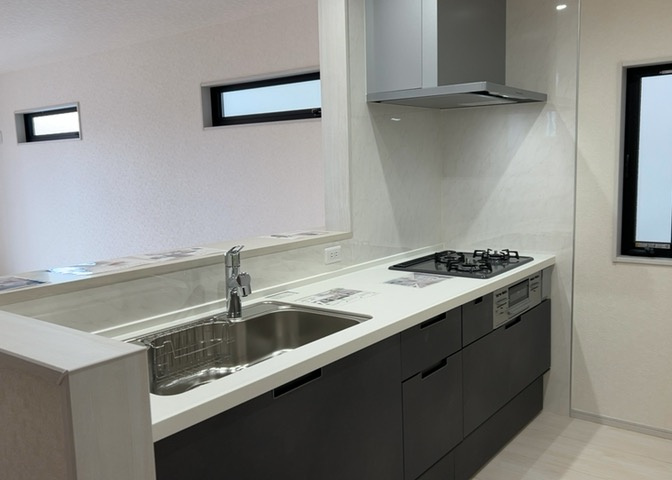 標準的なシステムキッチンの横幅は、165cm～300cm程度です。2100・2400・2550・2700などミリ単位で表記されます。普段どのように料理をするのかを想定しながら合ったサイズを選びましょう