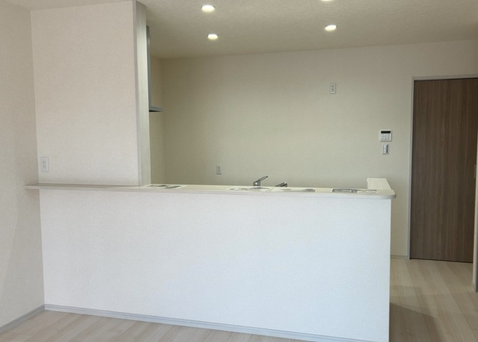 DKの物件でも広く見せたい方は、ダイニングスペースを広く使えるように工夫しましょう。低めのダイニングソファを置くと、家具の圧迫感が減り、広く見せることができ、ダイニングをリビングのように使用できます！