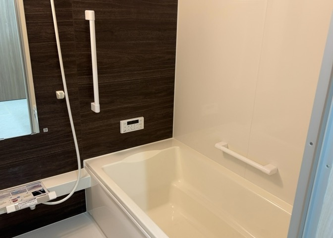 入浴時の快適さも大事なことですが、綺麗な状態を維持できなければ気持ちよく入浴できません。毎日の掃除が楽という点は大事なポイントになります！カビが生えにくく掃除がしやすい、壁や浴槽を選ぶといいでしょう。