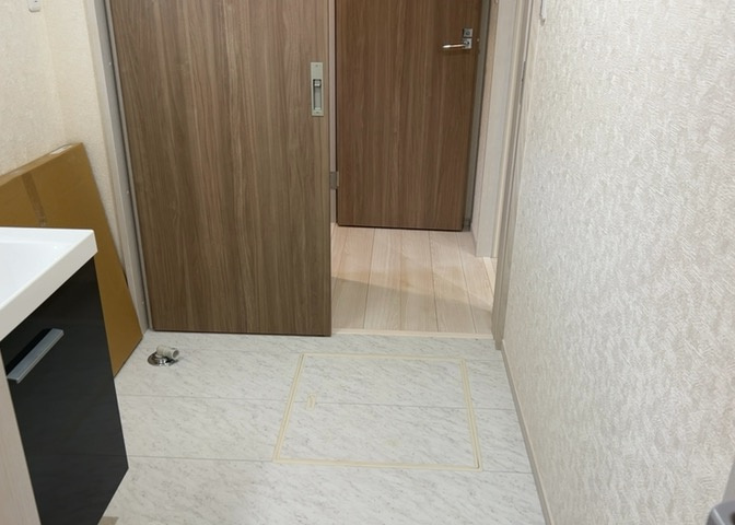 多くの戸建て住宅で見かける洗面脱衣所は、洗面台と洗濯機が2畳ほどのスペースに並べられていて、洗面所が脱衣所を兼ね備えている間取りが一般的です。お客様が利用することもある、パブリックな空間でもあります。