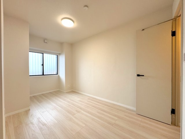 約6.2帖の広さがあり、お子様のお部屋としてもゆったりお使いいただけます。クローゼット付きで、お子様の成長とともに増えるお洋服やおもちゃもスッキリとお片付けができます。（85文字）