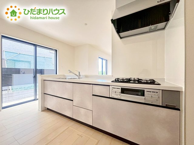 最新のシステムキッチンでお料理がはかどります。大容量収納も魅力です。