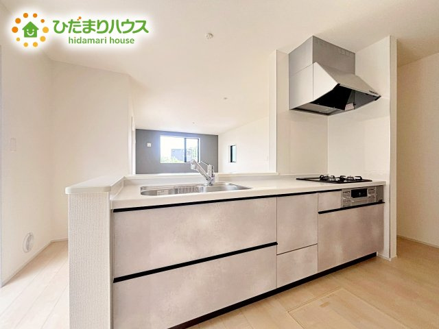 シンプルなシステムキッチン♪広々としていてお料理をするのにも十分な広さがあります！お子様とお菓子作りをしたり、新しいお料理に挑戦したり毎日の家事が楽しくなりそうです！