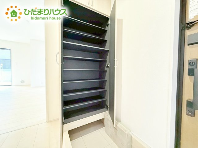玄関収納充実。明るい光が差し込む清潔感あふれる玄関。
