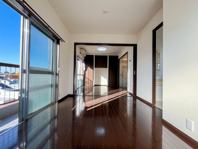 三方向に窓がある角部屋。一日中気持ち良く過ごせる空間、東～南側は景色が抜けており緑を眺めながら（春には桜並木も）過ごせます♪
