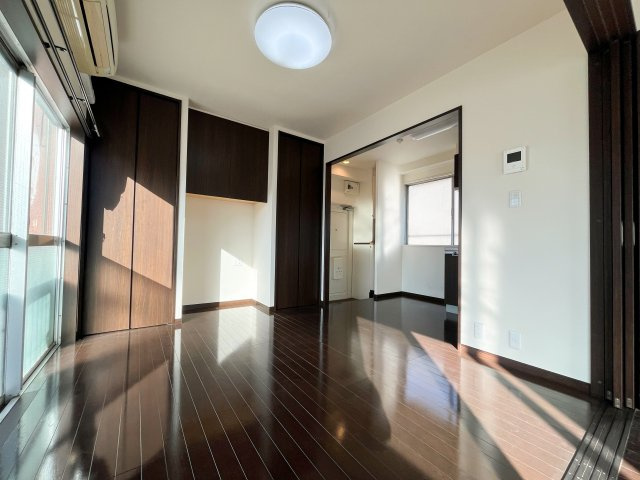 洋室：リフォーム時に引き戸は壁に収まるよう施工しており、使い分けのしやすい空間です！
