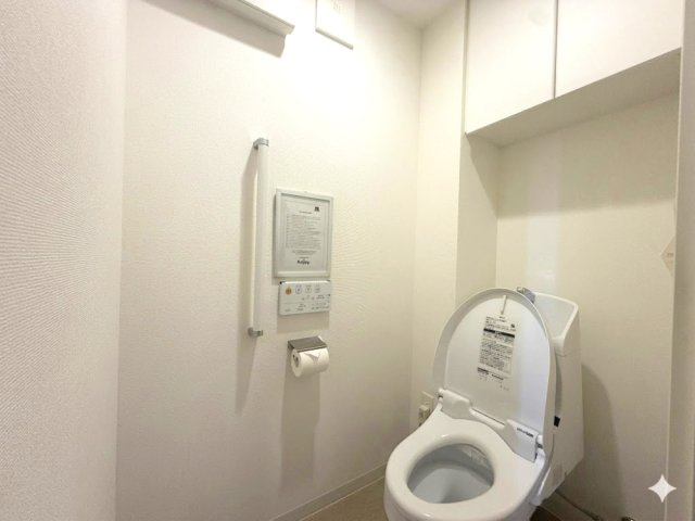 手すりと収納が付いているトイレの為、長期的な使い勝手も良好です♪