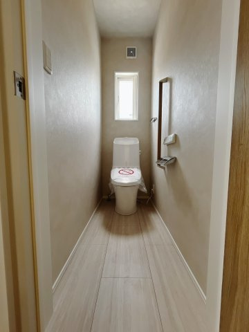■トイレ｜白で統一されたトイレになっています。窓付きで常に換気できて、綺麗を保てます！
