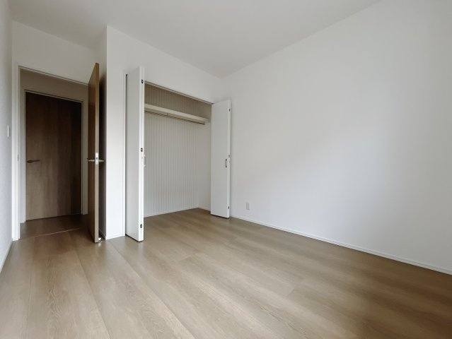 ■1階洋室｜縦に長い窓が特徴的な2階の一室。建売では珍しいおしゃれなデザインです♪　大きな収納があるのでいつでも部屋がすっきりと片付きます*。