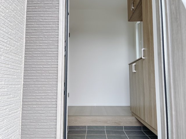■玄関｜「玄関から、我が家を心地よく。自然の風や光を感じられる気持ちのいい玄関へ。」永く居心地のいい暮らしを演出する快適性能と安心を両立させたドアを採用しました！