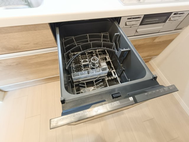 【食洗器】　手肌に優しく、家事の時短にもなる食洗機を完備。