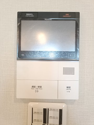 【TVモニター付きインターフォン】　訪問者の顔を見ることができるので、安心してドアを開けられます。