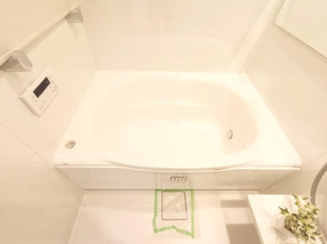 【浴室】　ゆったりとくつろげるバスルーム。追い焚き機能付きでいつでもすぐに温かいお風呂を楽しむことができます。