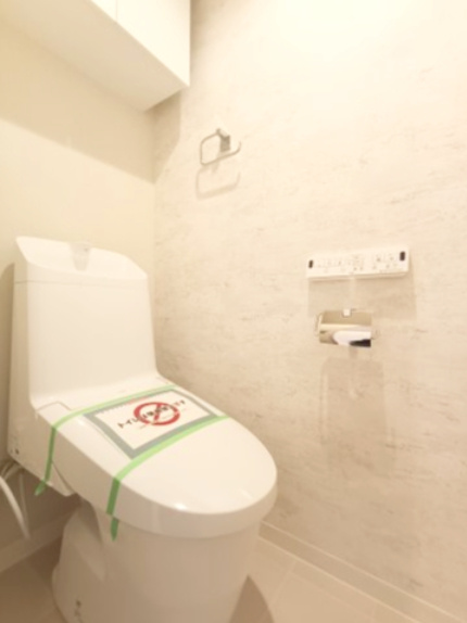 【トイレ】　洗浄機能付きトイレ。上部には収納付で、トイレットペーパー等、買い置きもしやすそうです。