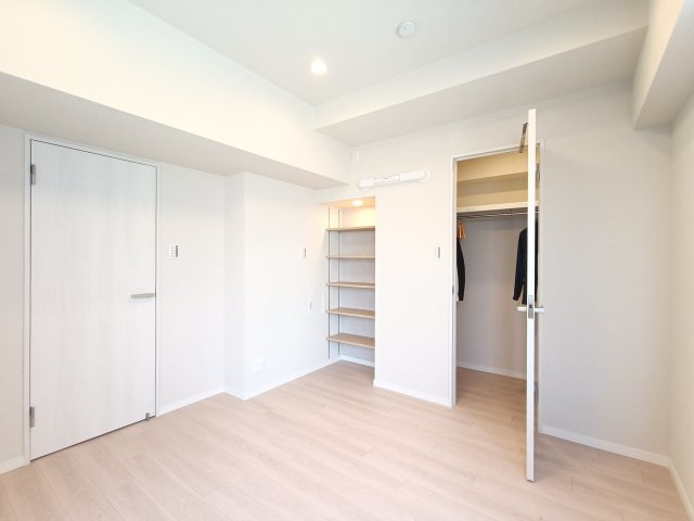 【洋室約6.1帖】　収納力がたっぷりのこちらのお部屋は主寝室向き。出かける準備や大切なお荷物を保管したりと便利にお使いいただけます。
