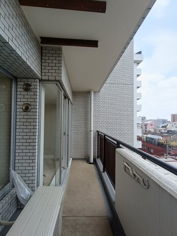 【バルコニー】　南東向きバルコニー。朝日をしっかり浴びることができます。