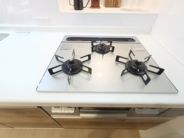 【3口コンロ】　3口コンロ、グリル付きでお料理のレパートリーも増えそうです。　