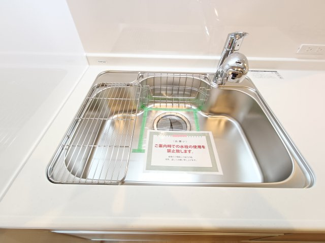 【シンク】　食器洗いもはかどる広々としたシンク。