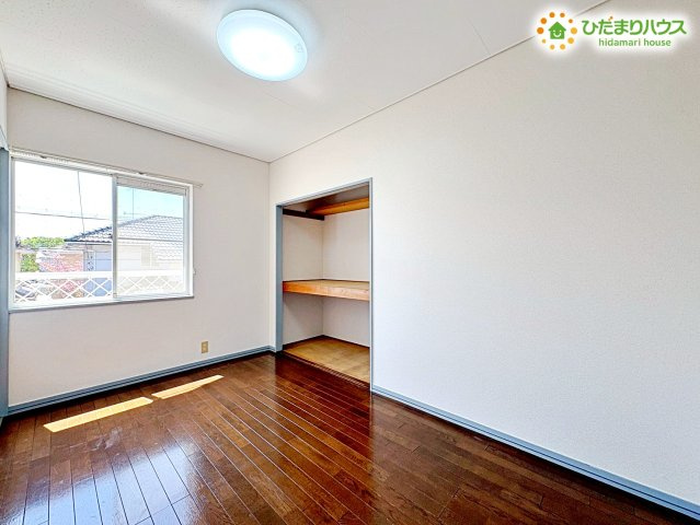 木の温もりが心地よい、明るい陽射しがたっぷりと差し込むゆとりある洋室。明るいお部屋は来客用のお部屋や書斎としても活用できます！