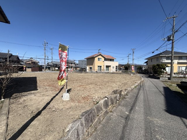 前後を道路に面した、風通しと開放感を感じる敷地。