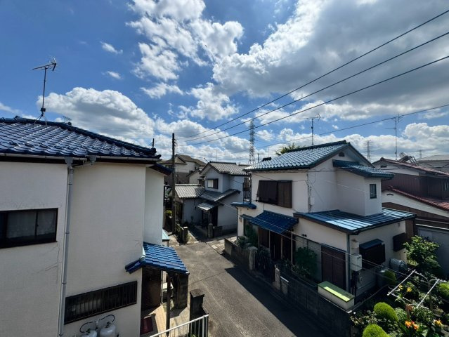 前面に高い建物がなく開放感あふれる心地よい眺望！広がる青空と豊かな陽光を日常的に楽しめる魅力的なロケーションです。一日の始まりから夕暮れ時まで、季節の移ろいを肌で感じながら快適に過ごせます。