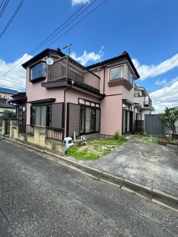 道路2面に接しており見通しが良くお車の出し入れもスムーズな角地！前面の開放感が高いため圧迫感がなく、のびのびとした住み心地を感じられます。防犯面や防音面でもメリットを感じられる恵まれた立地です。