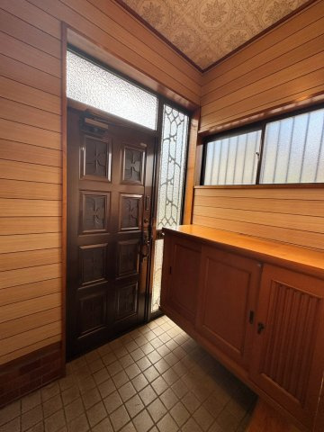 明るく清潔感に満ちた住まいの顔となる玄関スペース！ご家族を温かく迎え入れ、訪れるゲストにも爽やかな好印象を与えてくれます。日々の出入りがスムーズに行える、ゆとりと心地よさを備えた空間です