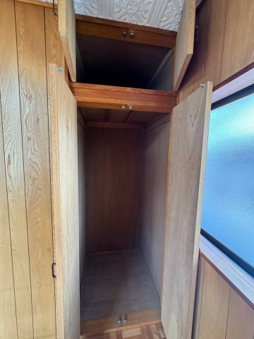 荷物をサッと仕舞えてお掃除やお手入れもラクラクこなせる収納エリア！無駄のない効率的な設計で、生活感を出さずに美しい暮らしをキープできます。毎日の家事や片付けの負担を軽減してくれる仕様です。