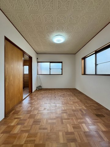 心地よい自然光が室内いっぱいに広がる明るく爽やかな洋室！風通しも良好で、一日の疲れを優しく癒やしてくれる居心地の良さが魅力です。毎朝気持ち良く目覚められる快適なプライベート空間に仕上がっています。
