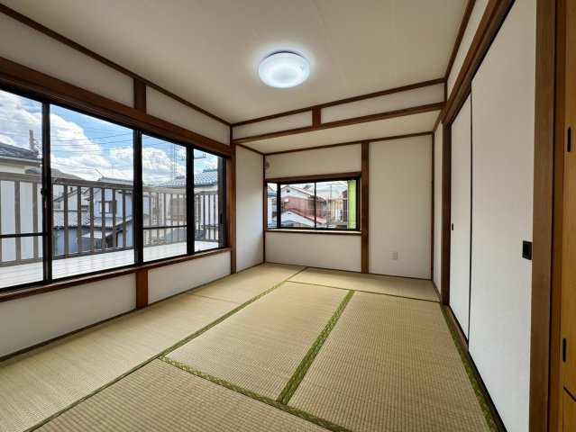 綺麗に畳表替えが施された安心の和室空間！柔らかく温かみのある畳は小さなお子様が転んでも痛くなく、キッズスペースやお遊戯場としても最適です。家族みんなでゴロゴロとリラックスして過ごせる魅力的な一室です。