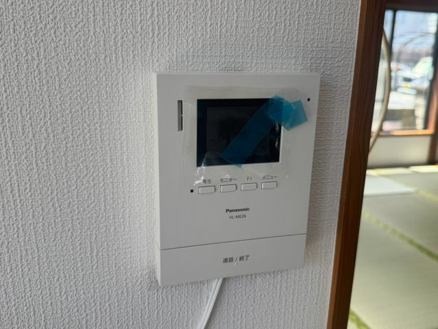 室内から来訪者の顔や様子をしっかり確認できるTVモニター付きインターホン！不要なセールスや不審者の侵入を抑止し、防犯面でも高い安心感をもたらします。お子様のお留守番時や一人での在宅時も安心です。