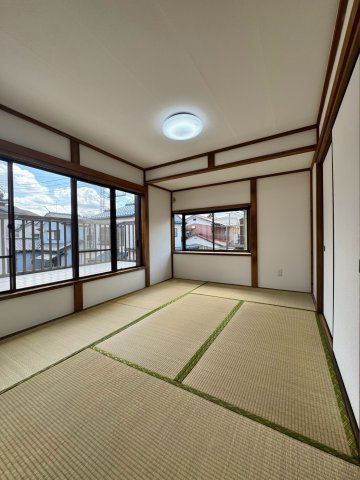 表替え完了済みのため、購入後の費用や手入れの手間がかからず気持ちよく新生活をスタートできます！明るく爽やかな和空間で、ご家族の寛ぎの場としてはもちろん、大切なゲストを迎える客間にもぴったりです