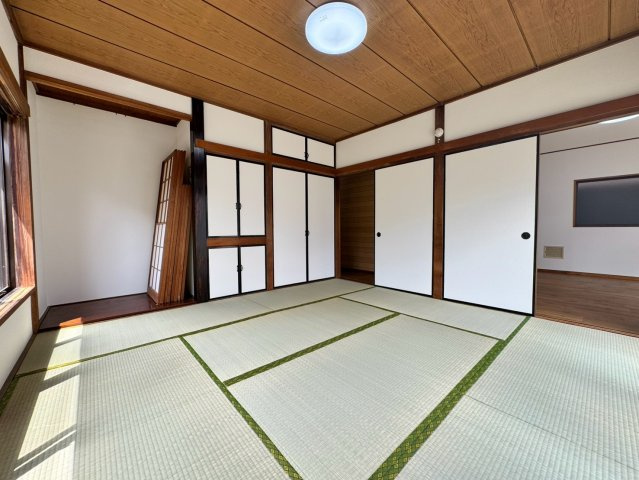 畳表替え済みで爽やかなイグサの香りが心地よく広がる和室！新調された綺麗な畳で、ホッと心が落ち着く寛ぎの時間を過ごせます。ご家族の団らんやお昼寝、客間としても大活躍する快適で清潔感あふれるお部屋です。