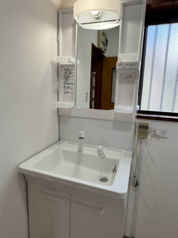 新規交換済みの清潔感溢れる独立洗面化粧台！ピカピカで衛生的な洗面スペースで、毎朝の身支度も気持ちよく行えます。使い勝手の良いシャワーホースや収納も備え、快適な暮らしを足元からサポートします。